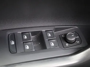 Car image 34