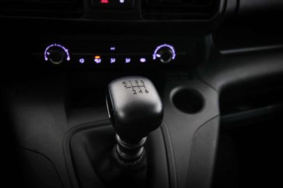 Car image 32