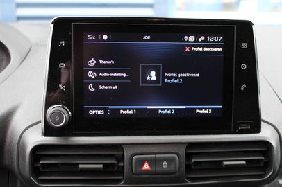 Car image 19