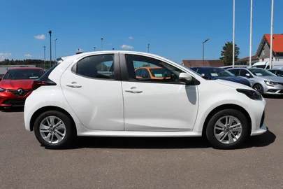 Car image 4