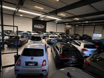 Car image 26