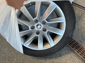 Car image 13