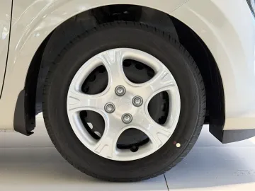 Car image 26