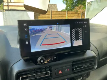 Car image 25