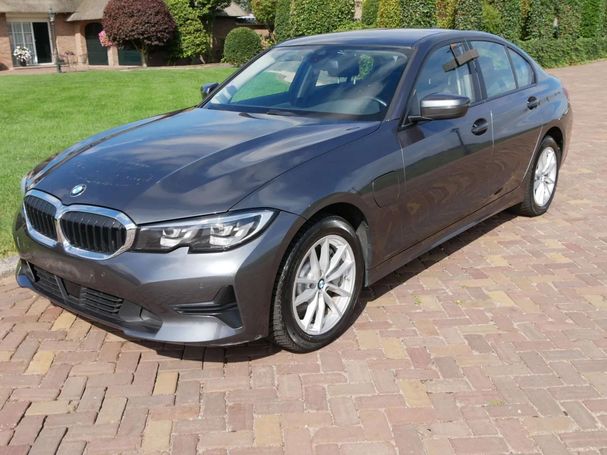 BMW 330e 185 kW image number 1