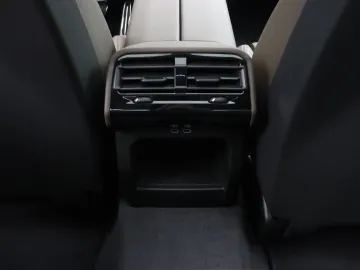 Car image 32