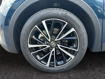 Car image 18