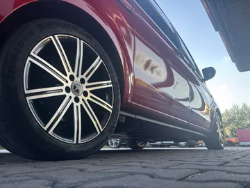 Car image 30