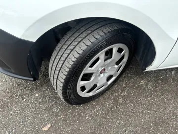 Car image 40