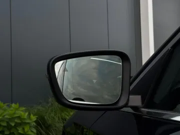 Car image 32