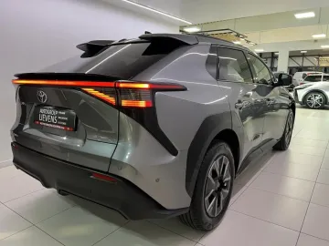 Car image 4