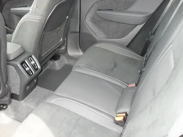 Car image 32