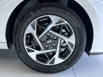 Car image 25