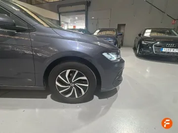 Car image 19