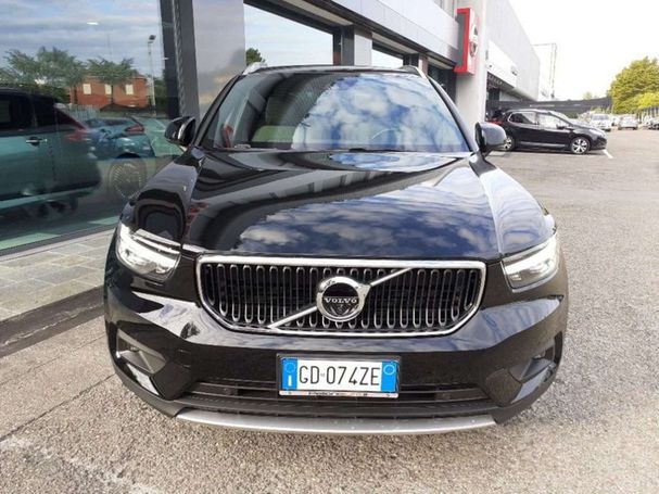 Volvo XC40 T2 Momentum 95 kW image number 4