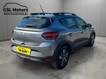 Car image 4