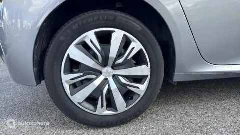 Car image 20