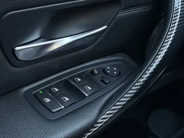 Car image 37