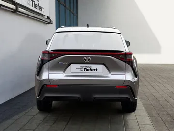 Car image 4