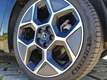 Car image 13