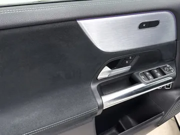 Car image 40