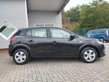Car image 4