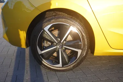 Car image 25