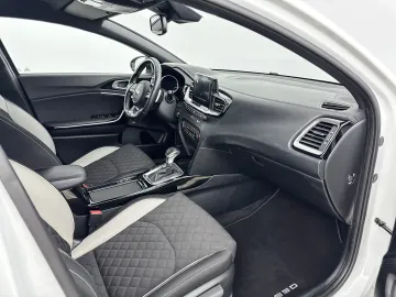 Car image 32