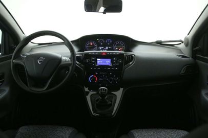 Car image 11