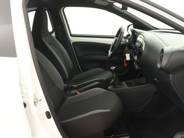 Car image 30