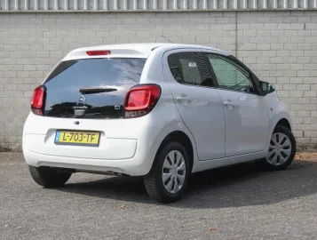 Car image 4