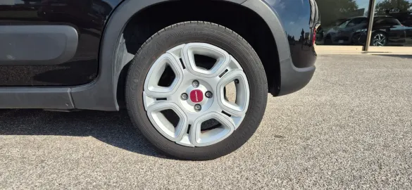 Car image 18