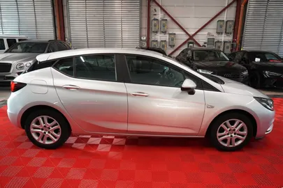 Car image 4