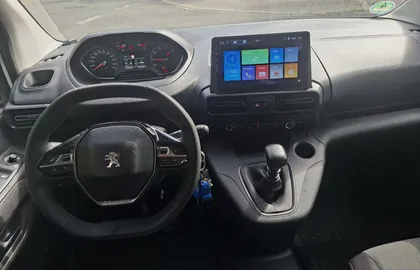 Car image 14