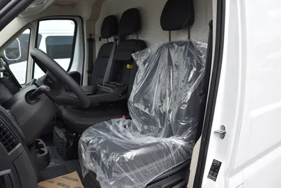 Car image 28