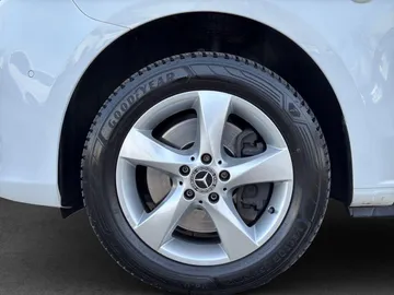 Car image 32