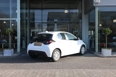 Car image 4