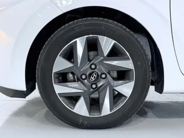 Car image 30