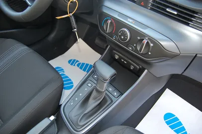 Car image 25