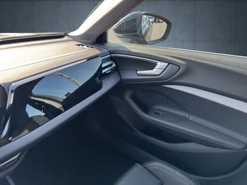 Car image 32