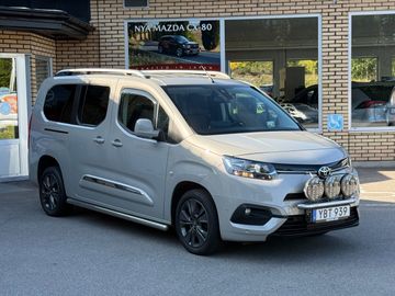 Car image 5