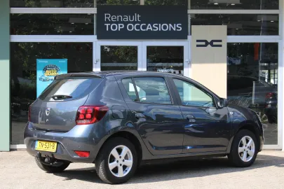 Car image 3