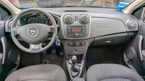 Car image 12