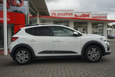 Car image 3