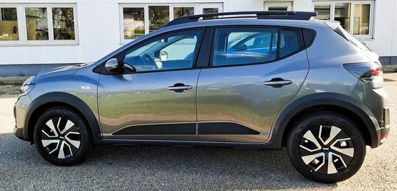 Car image 3