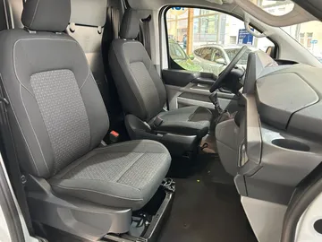 Car image 33