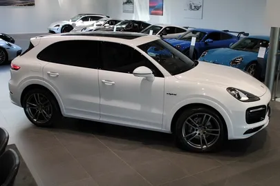 Car image 3