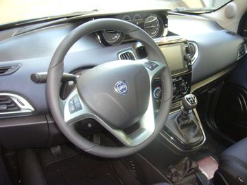 Car image 14