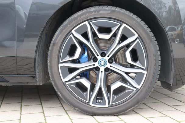 BMW iX xDrive40 240 kW image number 9