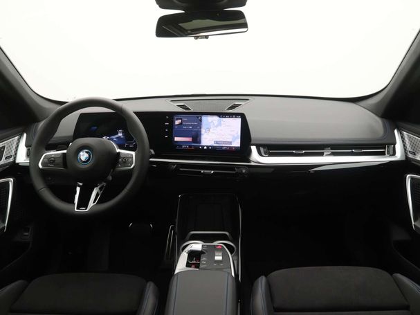 BMW iX1 eDrive20 M Sport 150 kW image number 18